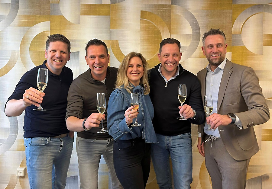 Van links naar rechts: Kees Verhoek, formulemanager bij Thuisin; Hans van den Berg, formulemanager bij Thuisin; Sarah Elst, formulemanager bij De Woonspecialist; Michael Bonouvrie, formulemanager bij De Woonspecialist; Bas Meuleman, formulemanager bij De Woonspecialist. image004