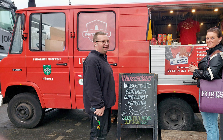 Er was veel animo voor de Duitse brandweerauto met Duitse worst en andere lekkernijen. Er was veel animo voor de Duitse brandweerauto met Duitse worst en andere lekkernijen