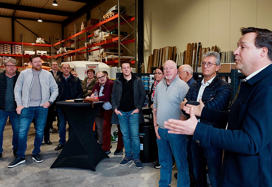 Om klokslag vijf uur opende Frank ter Beke, directeur Jordan Nederland, met een korte toespraak officieel de nieuwe vestiging. Om klokslag vijf uur opende Frank ter Beke directeur Jordan Nederland met een korte toespraak officieel de nieuwe vestigingjpg