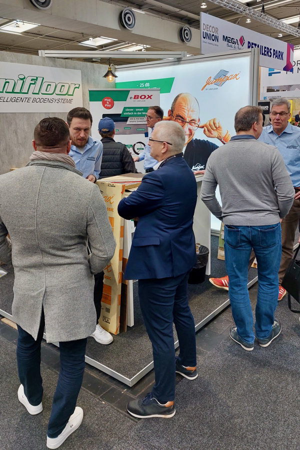 Veel geïnteresseerd bezoek bij Unifloor. Veel geïnteresseerd bezoek bij Unifloor.