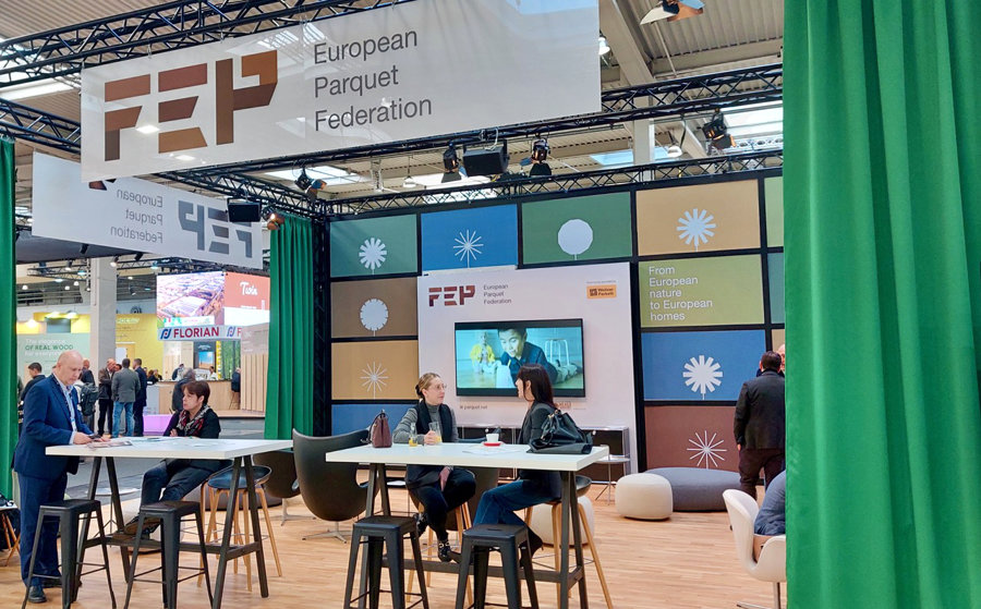 De Federatie van Europese Parketfabrikanten (FEP) presenteerde zich met een FEP-lounge die mogelijkheid bood om te netwerken en informatie uit te wisselen. De Federatie van Europese Parketfabrikanten FEP presenteerde zich met een FEP lounge die mogelijkheid bood om te netwerken en informatie uit te wisselen