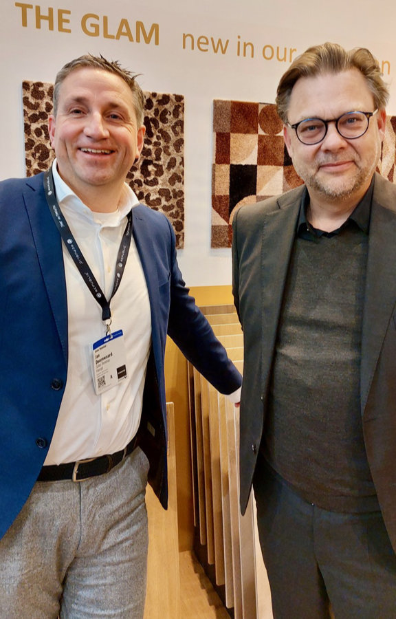 Jan Doornwaard (links) en Herbert Altena zijn blij met het vele bezoek op de beurs. Jan Doornwaard links en Herbert Altena zijn blij met het vele bezoek op de beurs