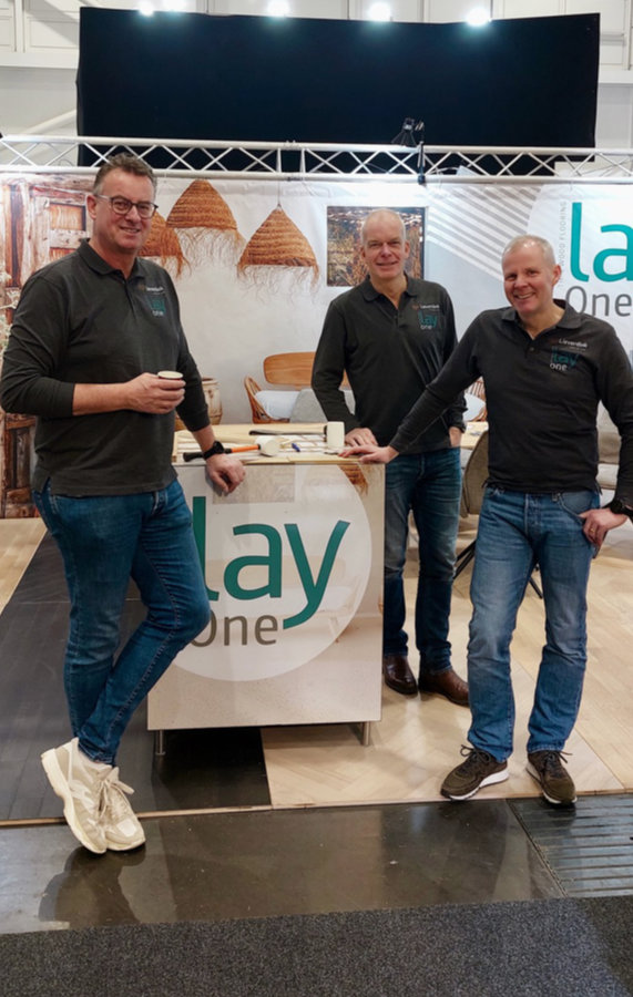 Op de stand van Parketfabriek Lieverdink waren Richard Lensen, Willem Smid en Danny Englebert aangenaam verrast over de grote internationale belangstelling voor Lay-One. Op de stand van Parketfabriek Lieverdink waren Richard Lensen, Willem Smid en Danny Englebert aangenaam verrast over de grote internationale belangstelling voor Lay-One.