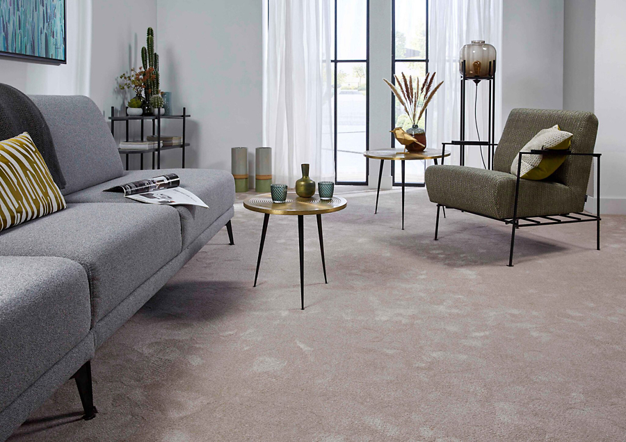 Interfloor lanceert de nieuwe tapijtkwaliteit ‘Harmony SDY’. harmony tapijt beige 392 woonkamer modern 2 2048x1446